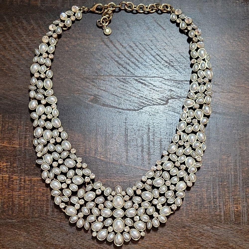 Elegant Pearl and Gold Statement Necklace